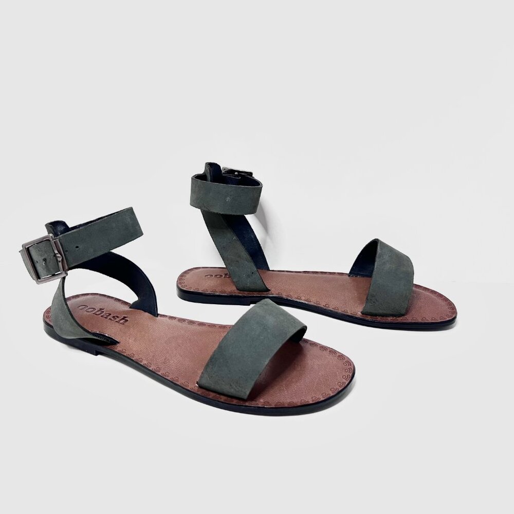 ILLISHA Black front strap buckle sandal